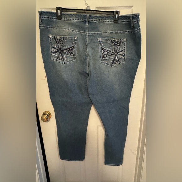 Women’s plus size Faded Glory Jeans pre-owned. Sequins on the pockets. Size 26W - Picture 1 of 3
